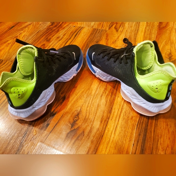 Women's Size 9 Nike LeBron Basketball Shoes - Picture 4 of 5